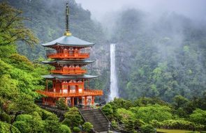 South of Kyoto and Osaka lies the Kii Peninsula where you can see Shintō shrines and Buddhist temples